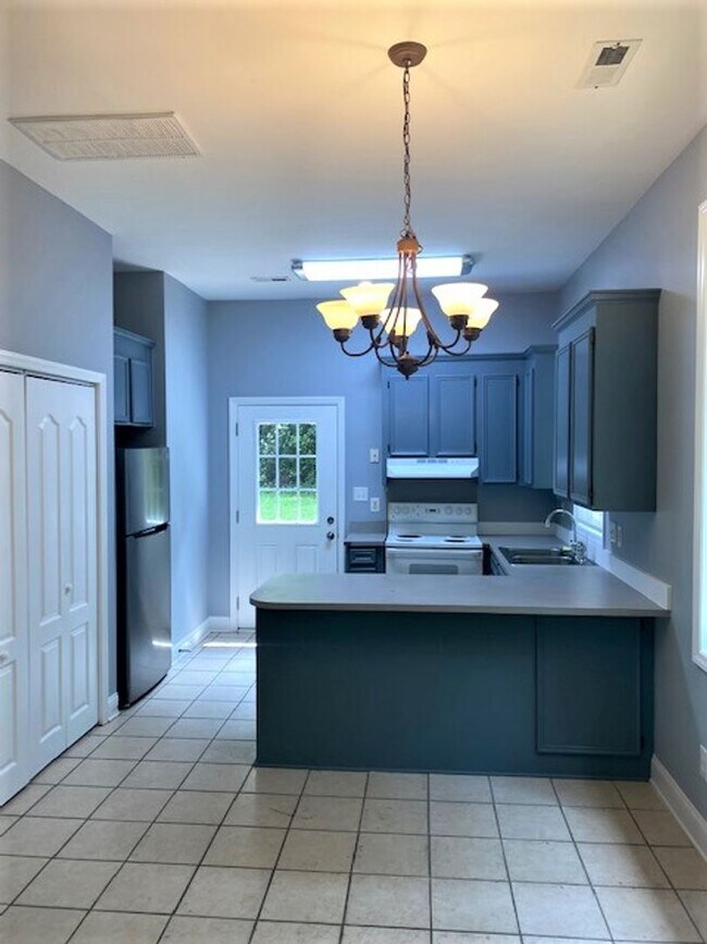 Foto del edificio - Downtown Cornelius! Minutes from Lake Norman! 2 Bedroom, DUPLEX!