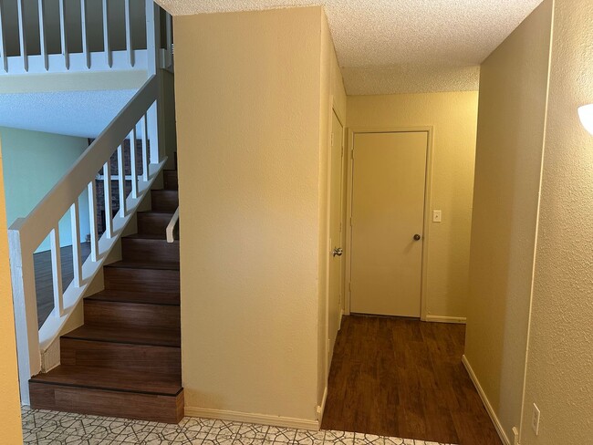 Building Photo - This duplex offers 3 spacious bedrooms, 2....