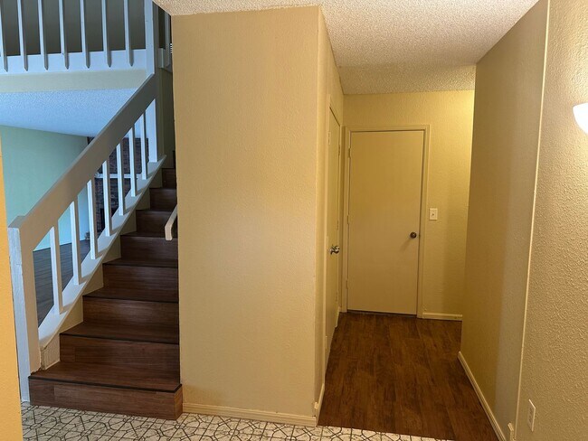 Foto del edificio - This duplex offers 3 spacious bedrooms, 2....