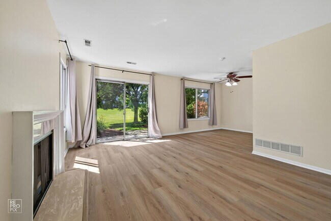 Foto del edificio - 7922 Knottingham Cir