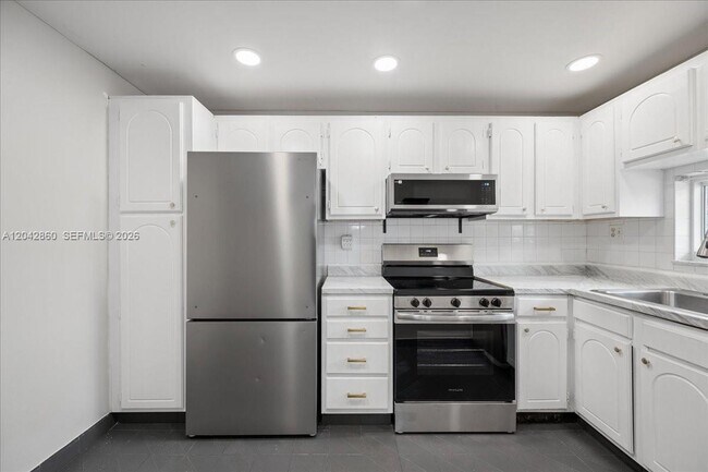Building Photo - 800 S Hollybrook Dr