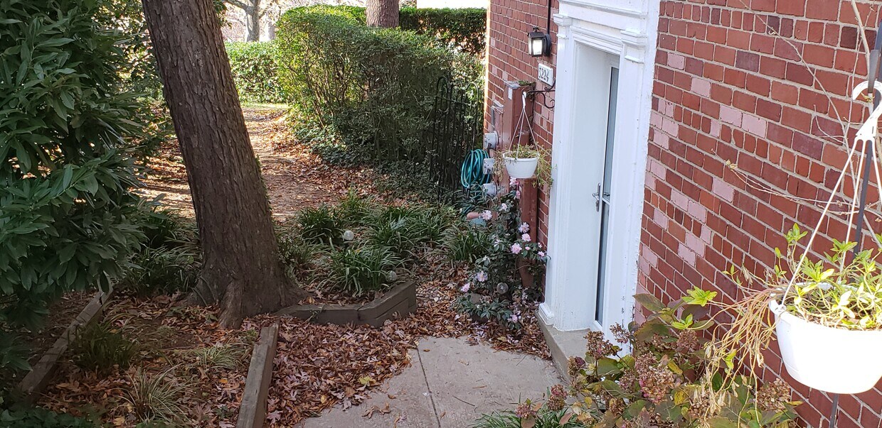 Front entrance....graduated gardens on left and right....beautifully landscaped. - 3224 Wellington Rd