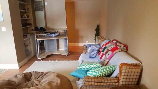 Building Photo - Quaint 2 bedroom 1 bath bottom unit of dup...