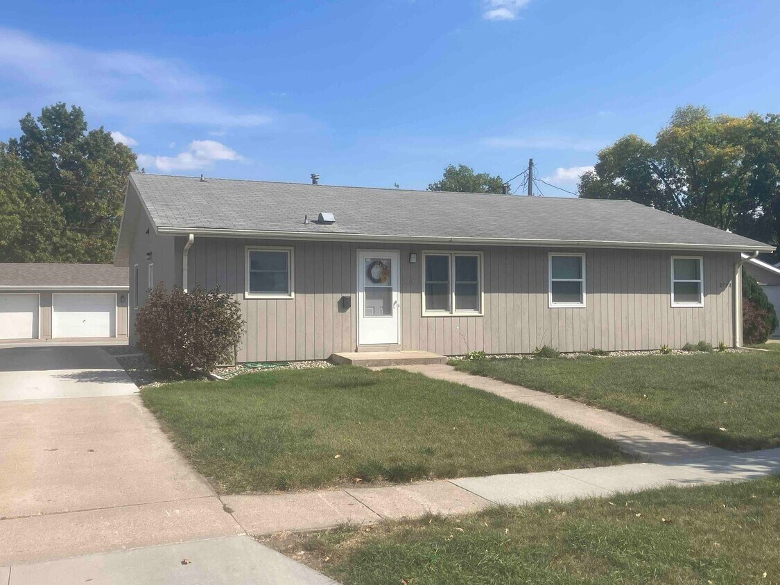 Primary Photo - North central Ames 2 bedroom duplex with g...