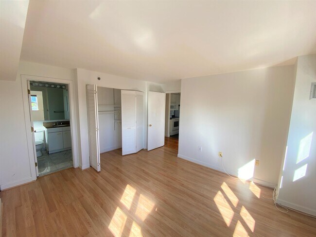 Building Photo - 931 Massachusetts Ave