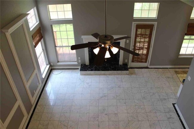 Building Photo - 1002 Oakridge Dr