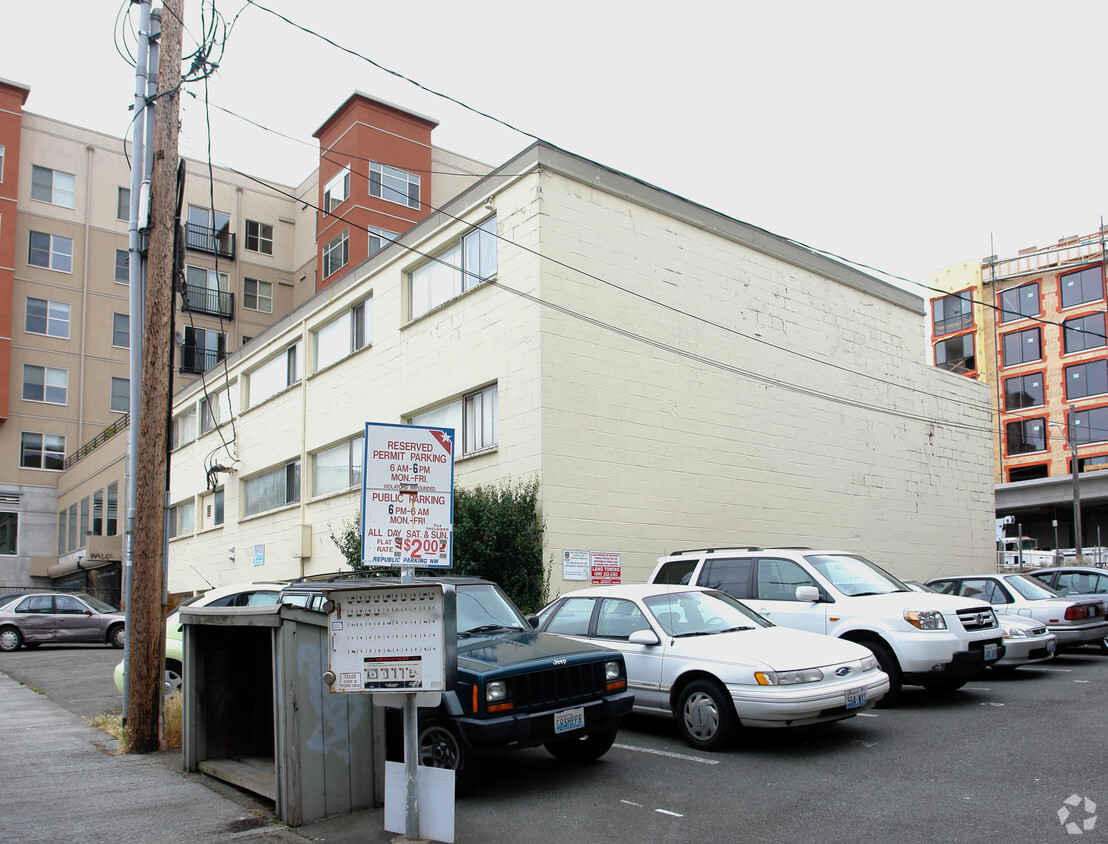 Building Photo - Queen Villa Apartments