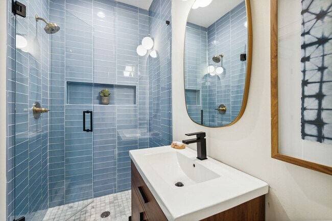 Building Photo - Designer Townhome Walking Distance to Summ...