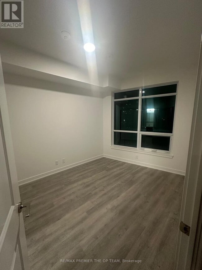 Photo du bâtiment - 30 Upper Mall Wy