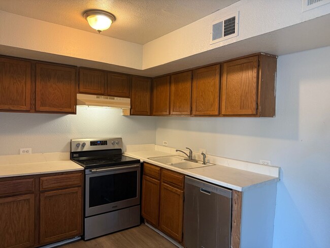 Foto del edificio - First Floor Condo - 1 bedroom 1 bath