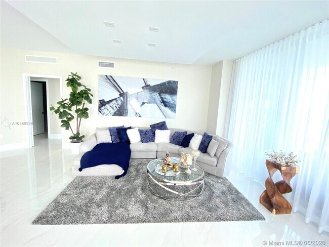 Building Photo - 17111 Biscayne Blvd