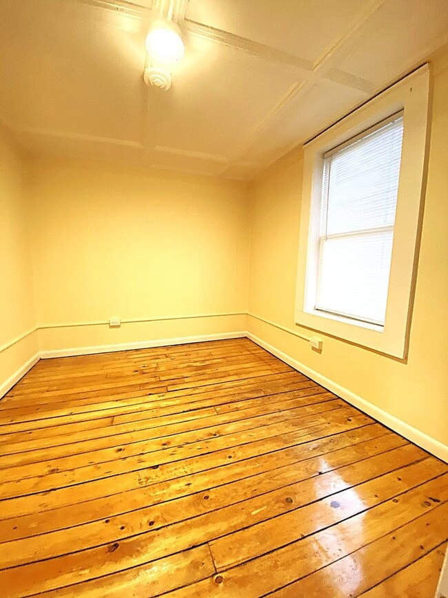 Building Photo - 47 1/2 Willow St