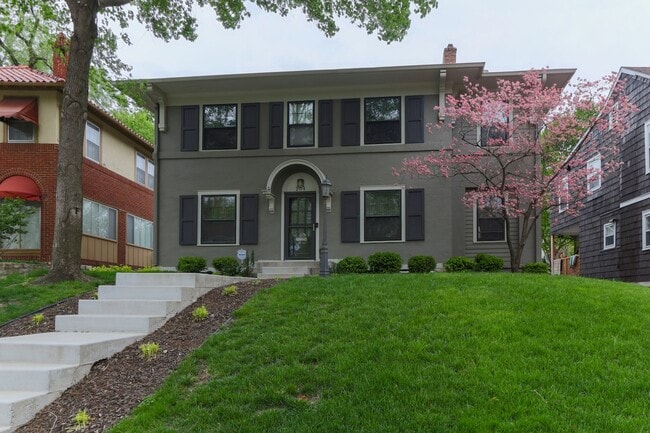 Foto del edificio - {204} Brookside Stunner + Fully updated 2 Story + Fenced Yard + 1 Car Garage