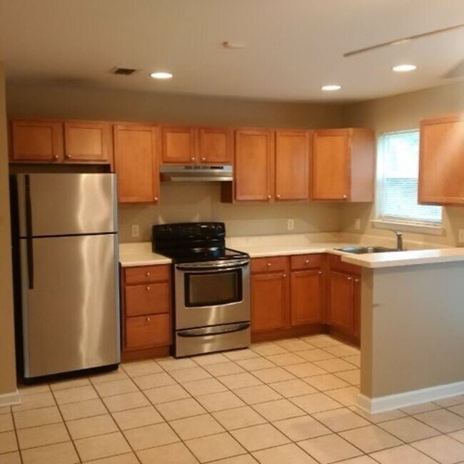 Building Photo - Cute townhome with 3 bd,2.5 bath, with gar...