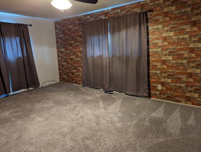 Foto del edificio - Luxurious 4 bedroom 2 bath house with rive...