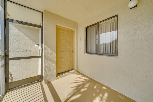 Building Photo - 432  Lakeview Dr  202 Weston Fl 33326