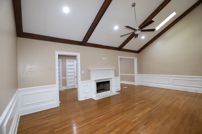 Building Photo - EXECUTIVE LUXURIOUS TOWNHOME