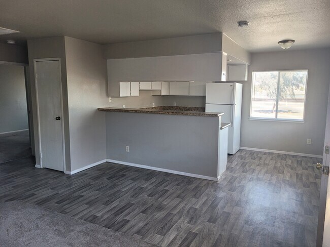 Building Photo - 3437 E Cheyenne Ave