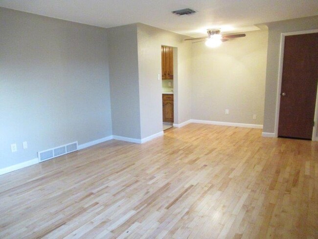 Building Photo - Fabulous Lakewood/Denver 3 bed/1 bath/1 ca...