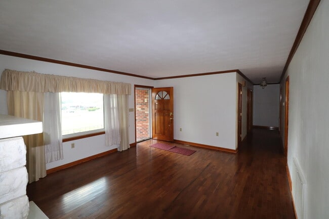 Building Photo - 204 Weil Ln