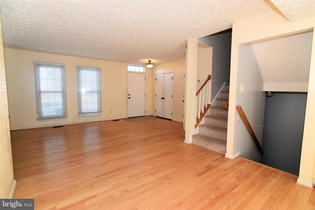 Building Photo - 3335 Esquarre Ct