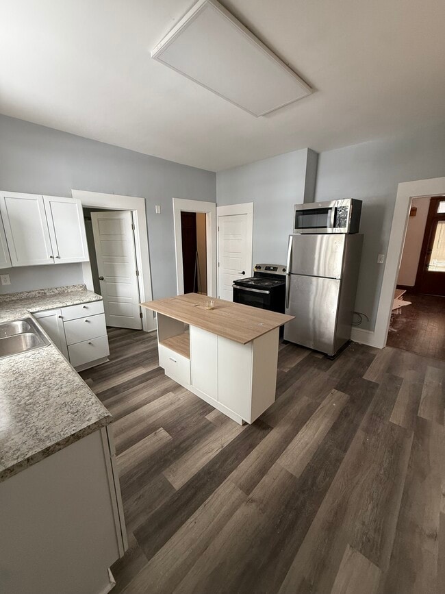 Building Photo - 947 York St