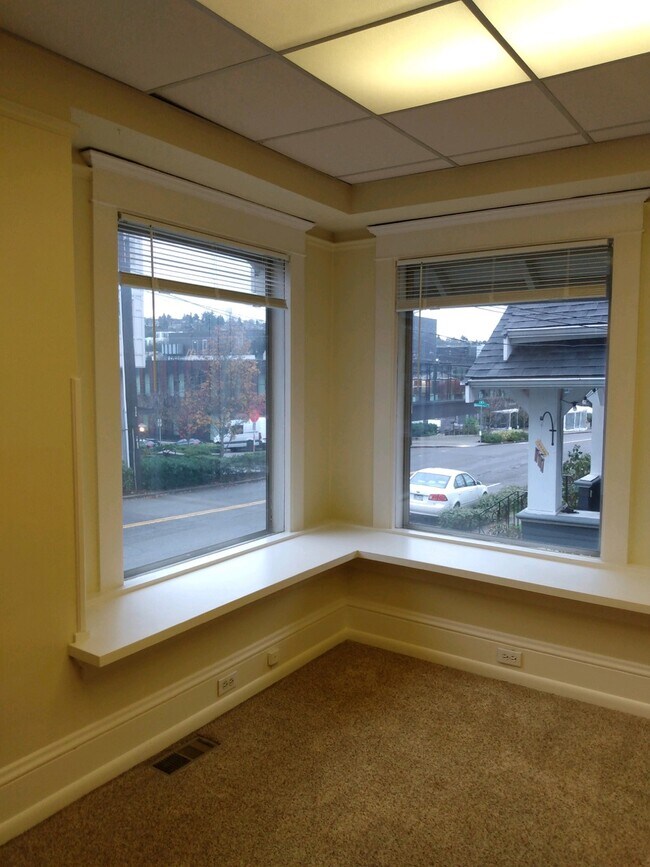 Bay Window - 1710 N 34th St