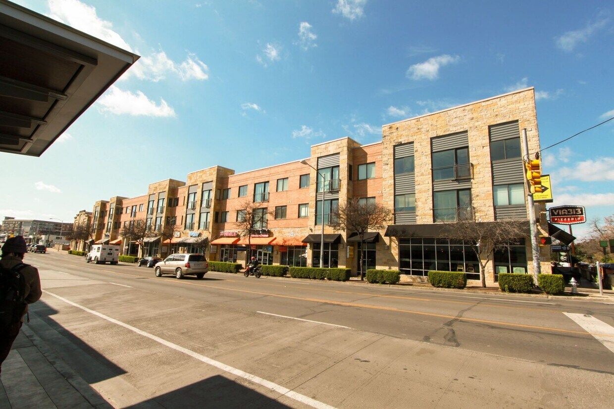 Foto principal - Beautiful 1 Bedroom, 1 Bath Condo in Centr...