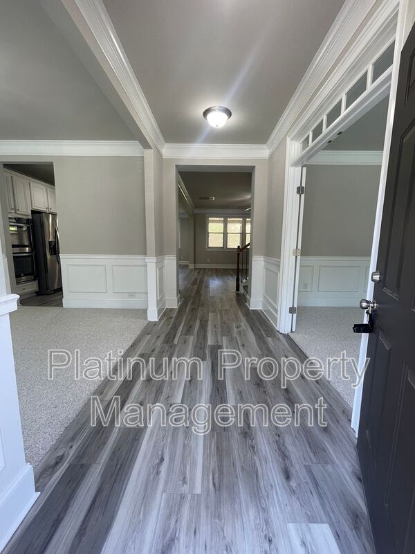 Building Photo - 5180 Mirror Lake Dr