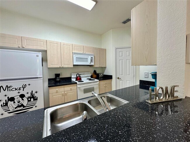 Building Photo - 2300 Silver Palm Dr