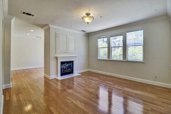 Building Photo - 200 Oak Ct