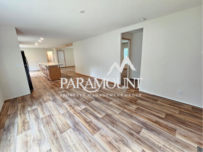 Building Photo - Private Tucked Away4 Bedroom in Port Orchard!