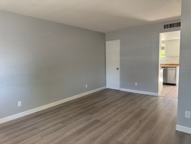 Building Photo - For Rent: 2BD/1.5BA Two-Story Condo – Bull...