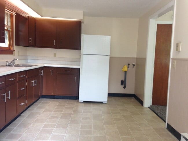 Kitchen - 175 Woodlawn Ave