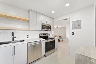 Building Photo - 3301 N Country Club Dr