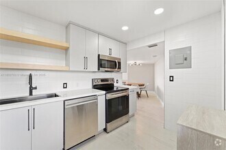 Building Photo - 3301 N Country Club Dr