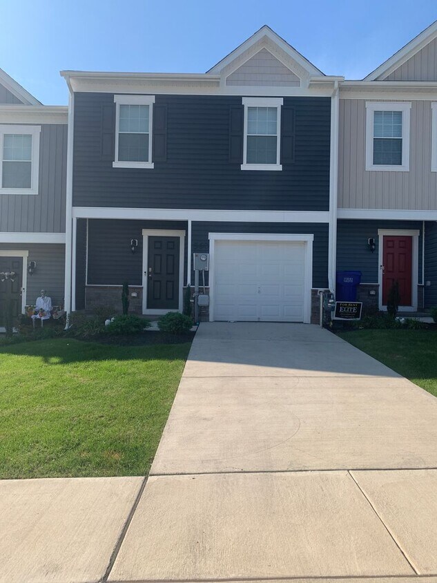 Foto principal - Locust Run Townhouse, Northeastern SD-3 Be...