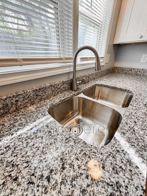 Foto del edificio - 5640 N Winchester Ave