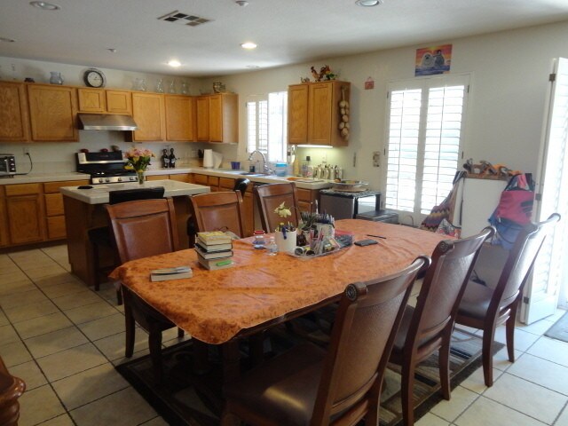 Building Photo - Nice 4/2.5 + Loft Gated Home Sylmar