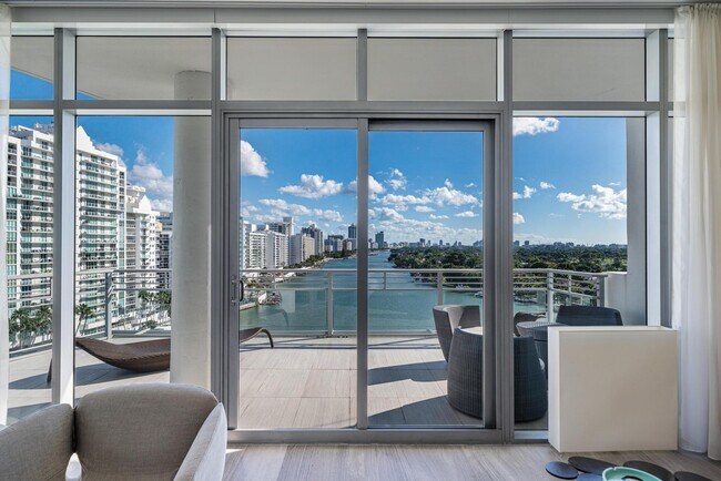 Foto del edificio - 6101 Aqua Ave