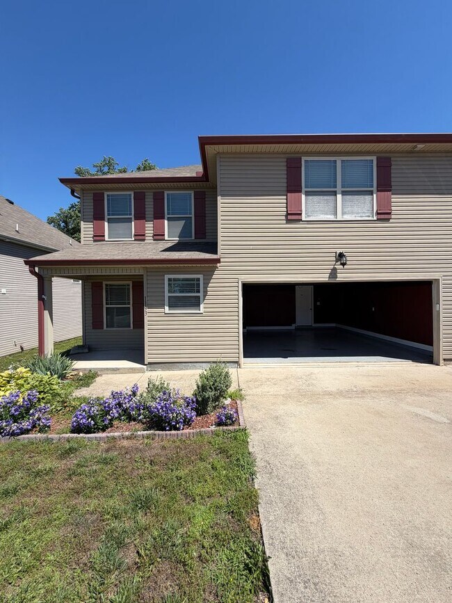 Building Photo - Large 4 Bedroom 2 1/2 Bath Pet Friendly Home For Rent!
