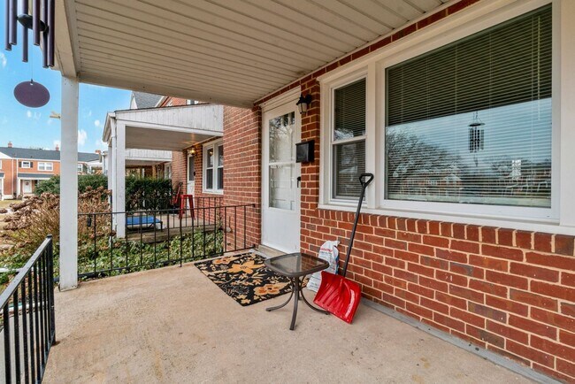Foto del edificio - 3-bedroom, 1 and half bathroom end-of-group townhome in the quiet Stoneridge neighborhood in Towson