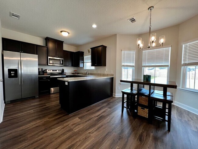 Foto del edificio - AVAILABLE LATE JANUARY (One Pet Only)