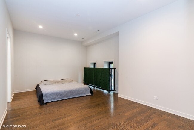 Foto del edificio - 921 N Hoyne Ave