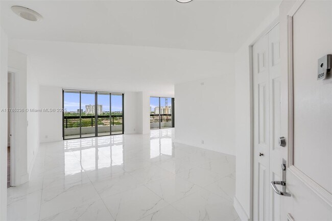 Foto del edificio - 3500 Mystic Pointe Dr