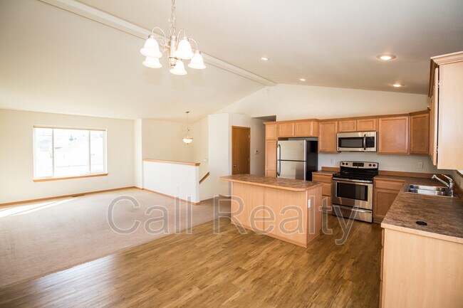Foto del edificio - 2105 N Eden Rd