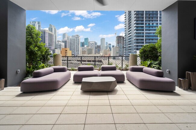 Foto del edificio - 697 NE 1st Ave