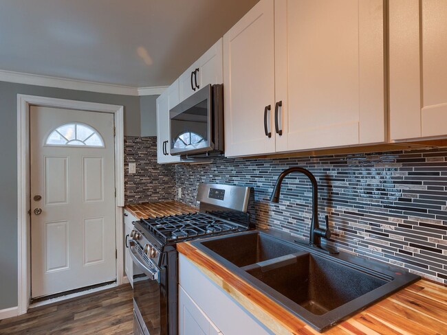 Building Photo - Newly Renovated Single Family Home in Midtown