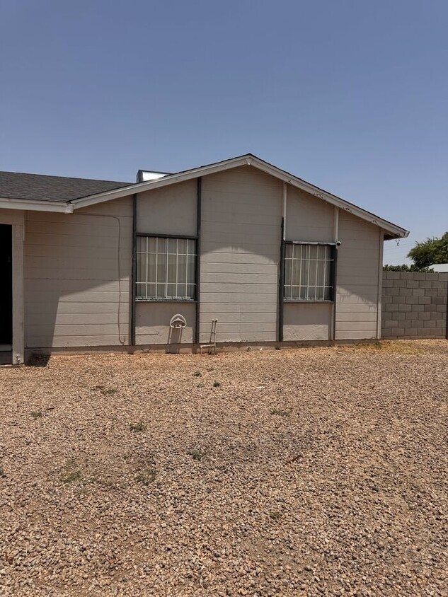 Building Photo - 3 bedroom 2 bath