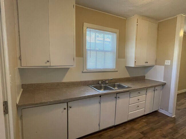 Building Photo - 1/2 OFF FIRST MONTHS RENT*ADORABLE DUPLEX ...